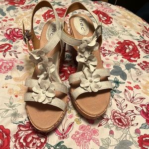 BOC brand wedge t-strap floral/metallic sandals size 11